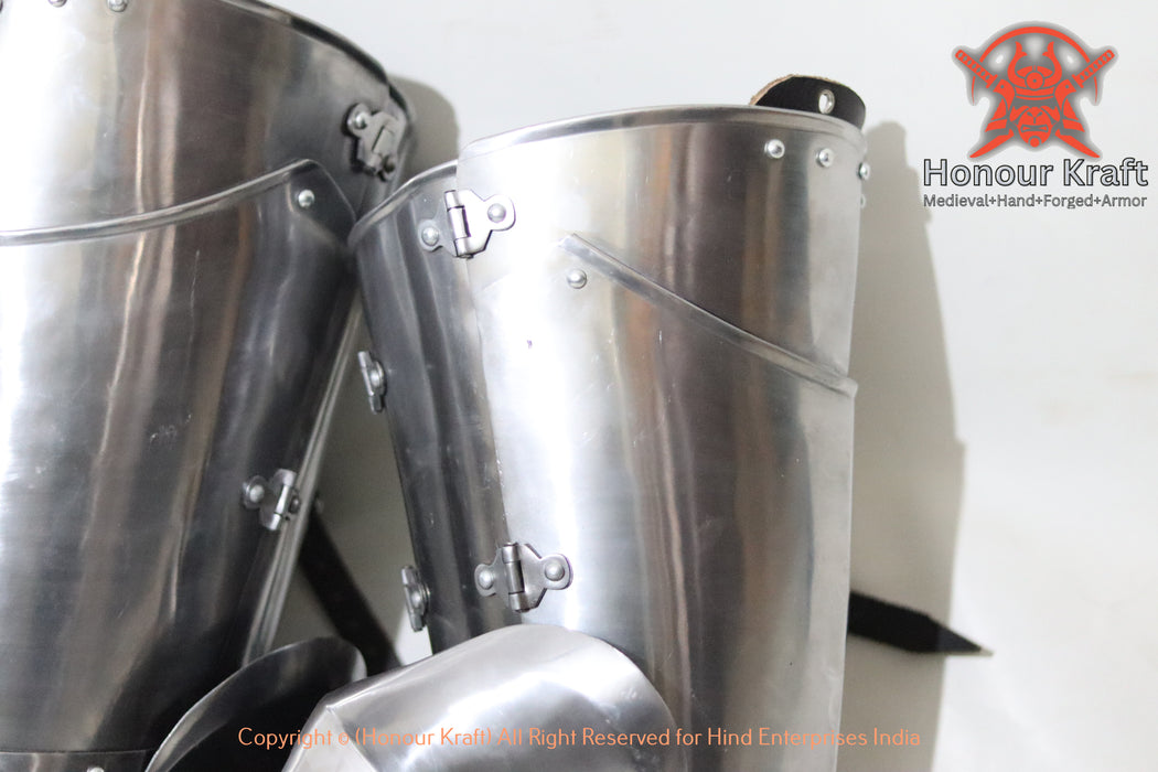 Articulated knee poleyns on 15th century leg armor