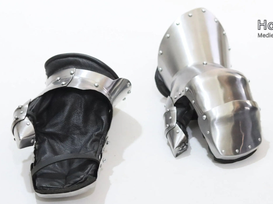 knight-style Milanese hand armor
Milanese mittens for buhurt tournaments