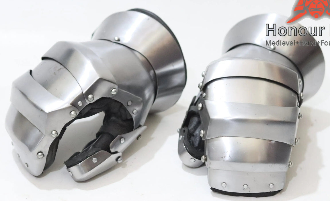 medieval Tristan mitten gauntlets
Tristan steel gauntlets for buhurt