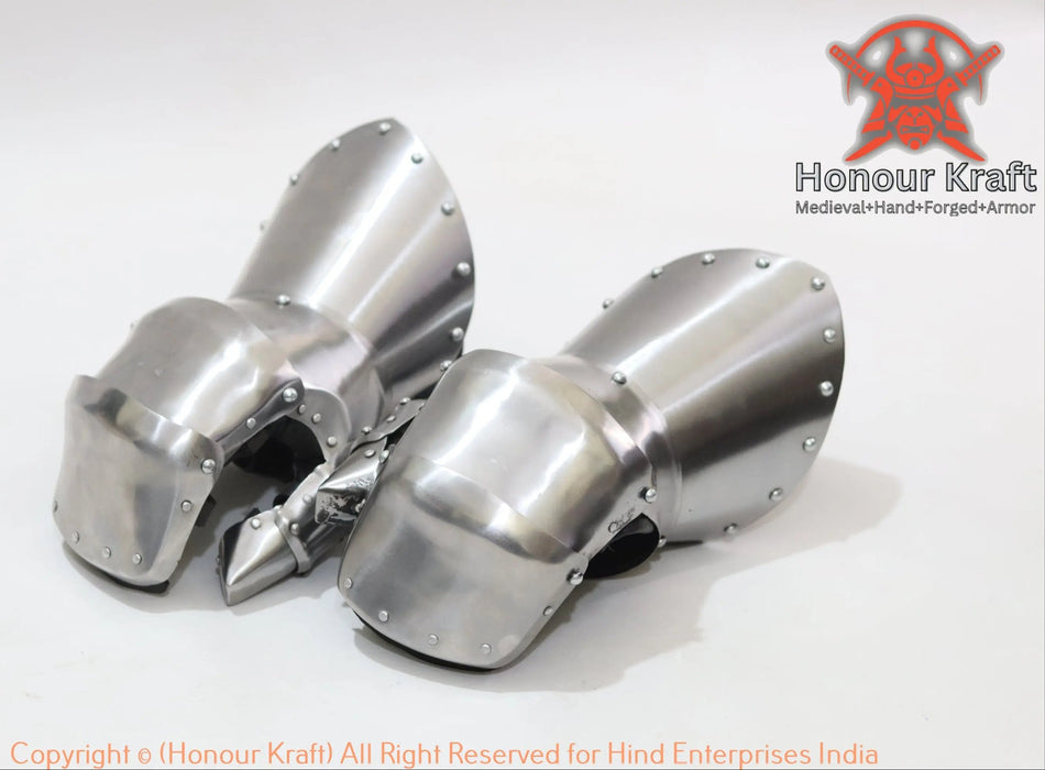 articulated cuff Milanese gauntlets
historically accurate Milanese mittens