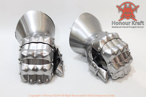 medieval katterpillar hand protection mittens
flexible plate gauntlets for buhurt combat