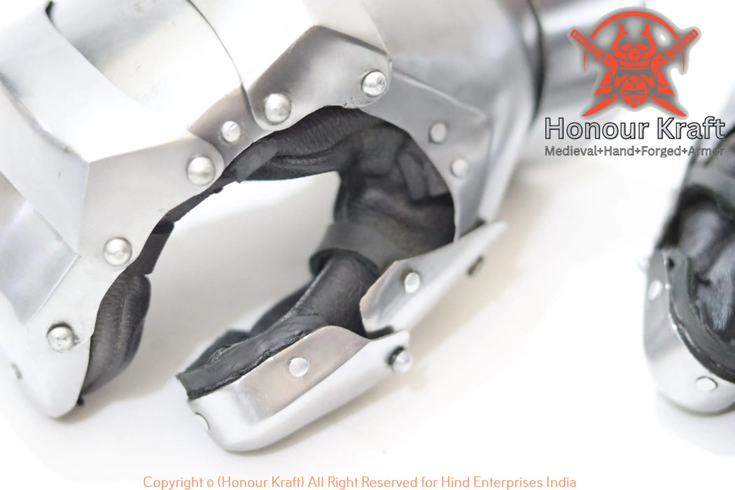 tournament Tristan steel mitten gauntlets
historical Tristan hand armor
