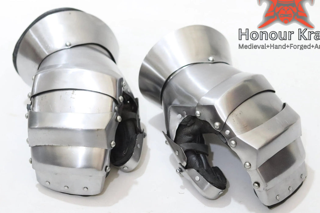 HMB Tristan hand armor mitts
padded medieval Tristan gauntlets