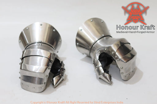 medieval Tristan hand armor mitten style